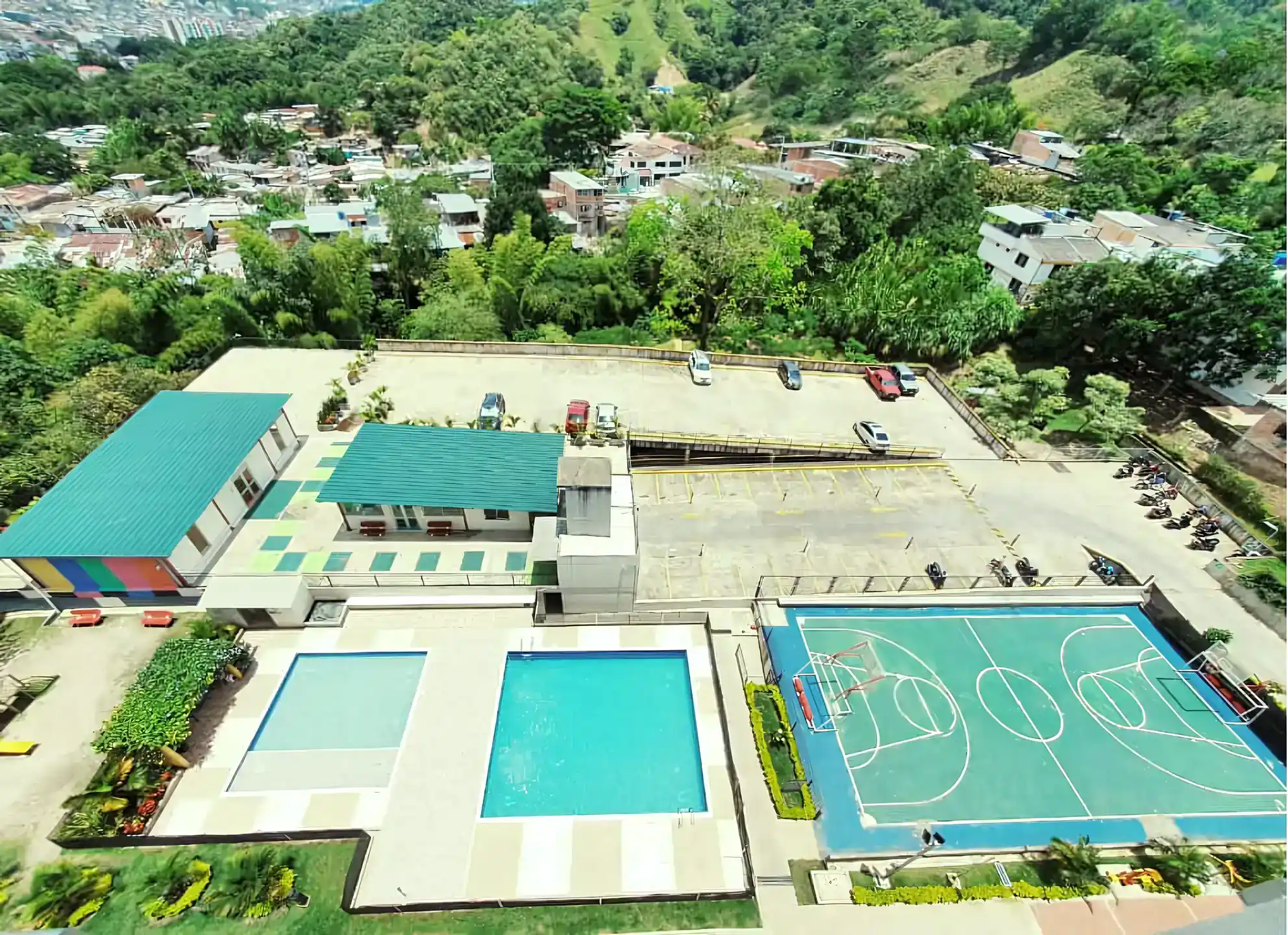 Vista aérea de piscina y cancha