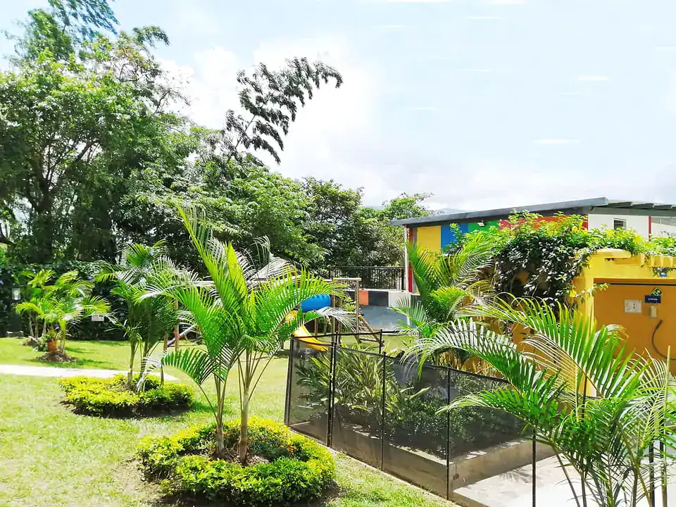 Jardines y senderos verdes del conjunto Vizta